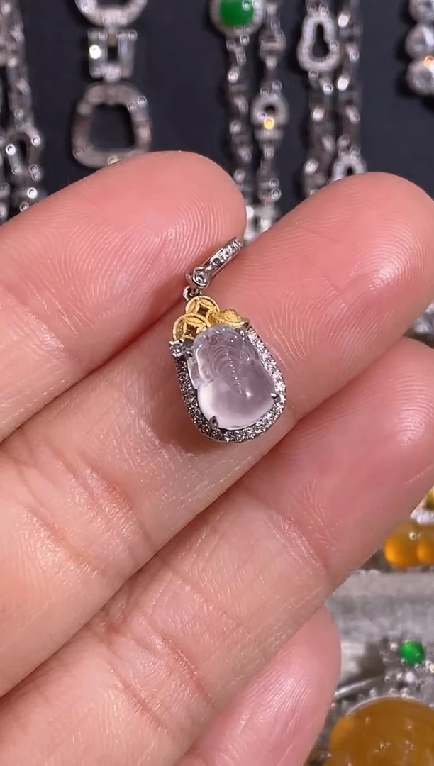 颈饰18K金镶嵌翡翠吊坠