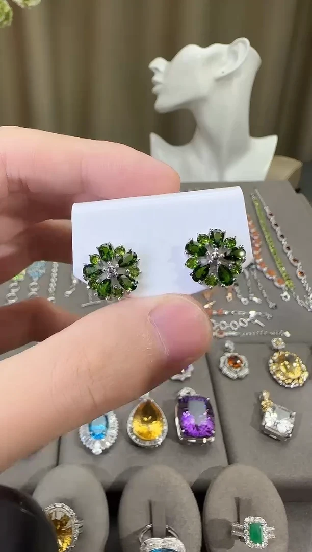 银S925镶嵌透辉石耳钉11mm耳钉繁花设计款