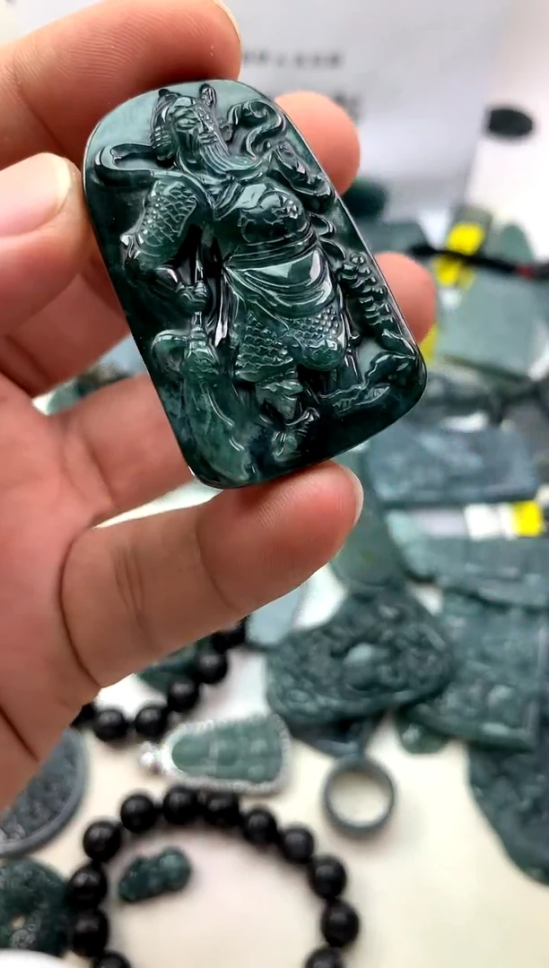 翡翠未镶嵌颈饰关公