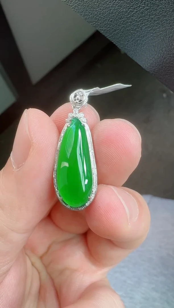 颈饰18K金镶嵌翡翠寄售回流，不退不换