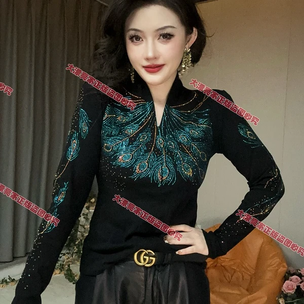 【断码破价】蓝色妖姬V领时尚烫钻爆款洋气长袖打底衫女8249