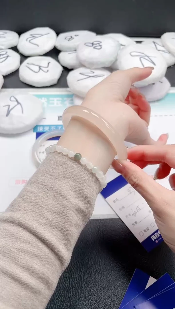 【闪购商品】石英质玉手镯未镶嵌18J87-60