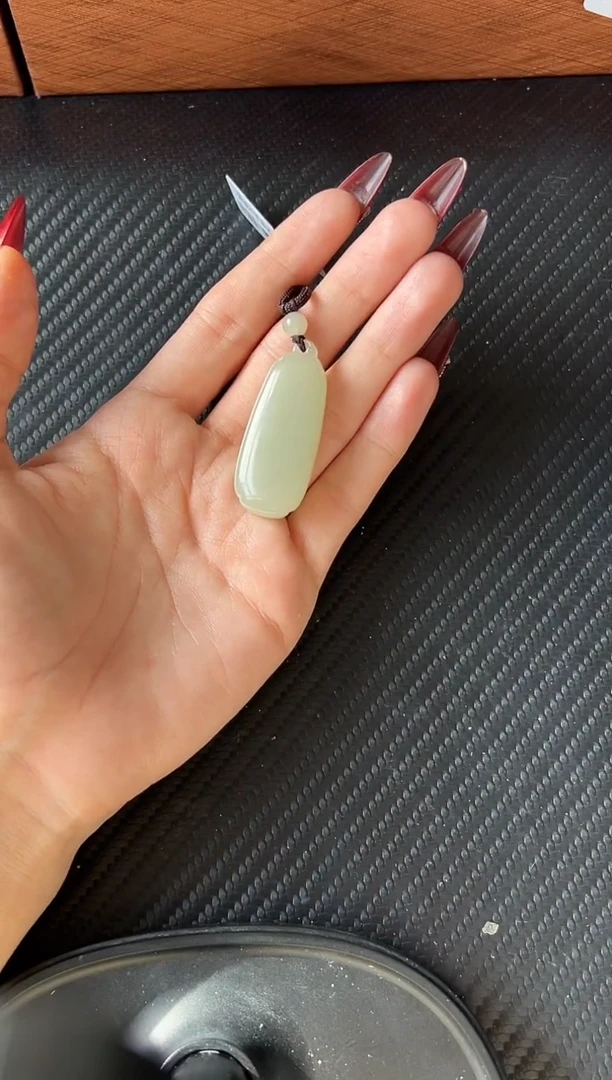 吊坠(赠链)未镶嵌和田玉且末微色差近矿吊坠JK