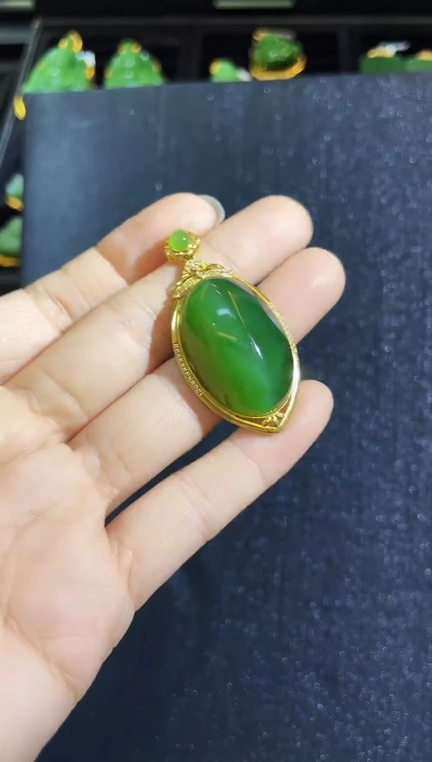 吊坠(赠链)18K金镶嵌和田玉多样性发一