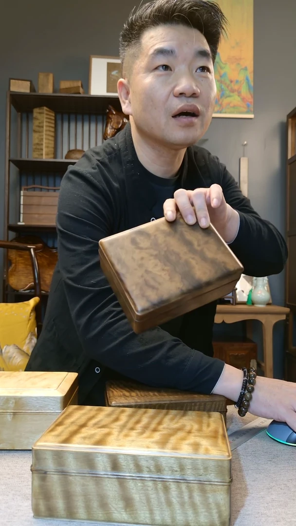 金丝楠起*了金丝楠木龙胆纹手捧盒