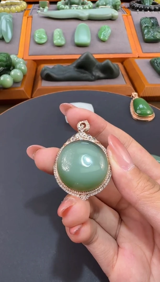 颈饰18K金镶嵌和田玉吊坠