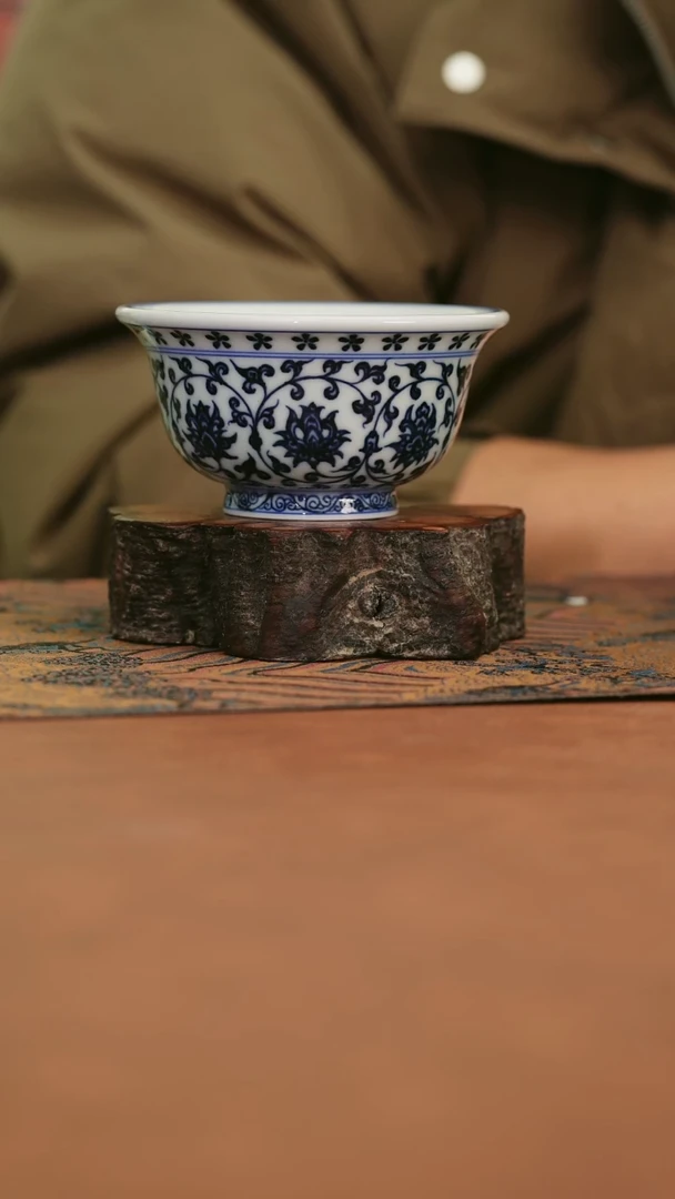 摆件陶缠枝莲大压手明