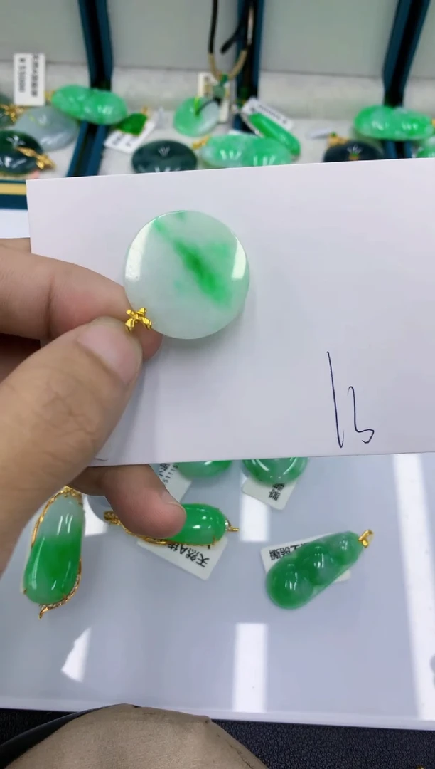 颈饰18K金镶嵌翡翠琴**欢翡翠