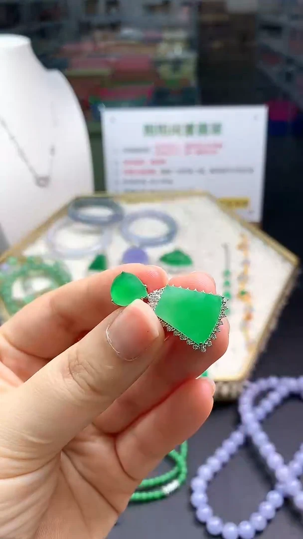 【闪购商品】翡翠颈饰18K金镶嵌翡翠无事牌|不退不换