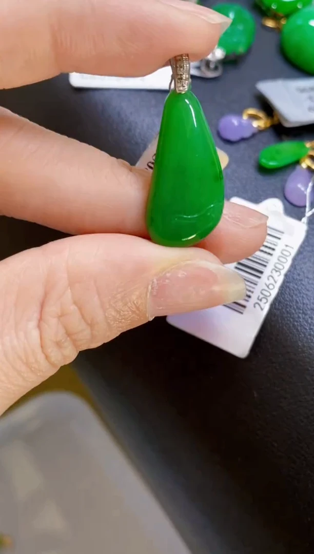 颈饰18K金镶嵌翡翠瓜