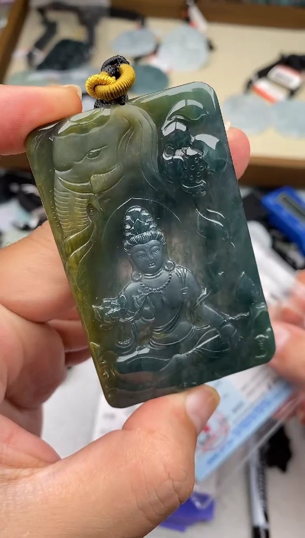 翡翠未镶嵌颈饰多样性发其一
