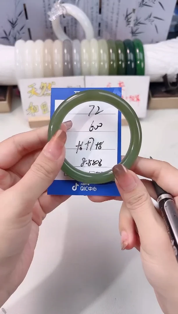 未镶嵌手镯和田玉湖水72