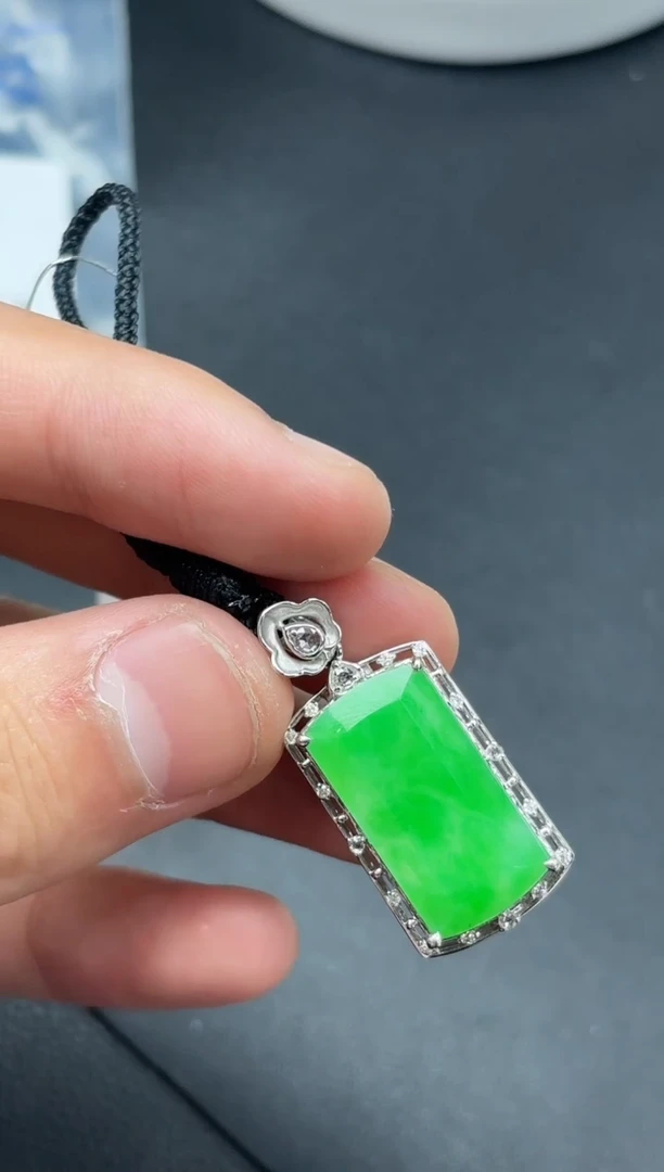 颈饰18K金镶嵌翡翠无事牌