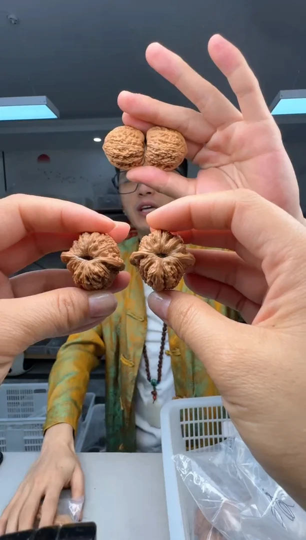 【闪购商品】文玩核桃把件34绣球