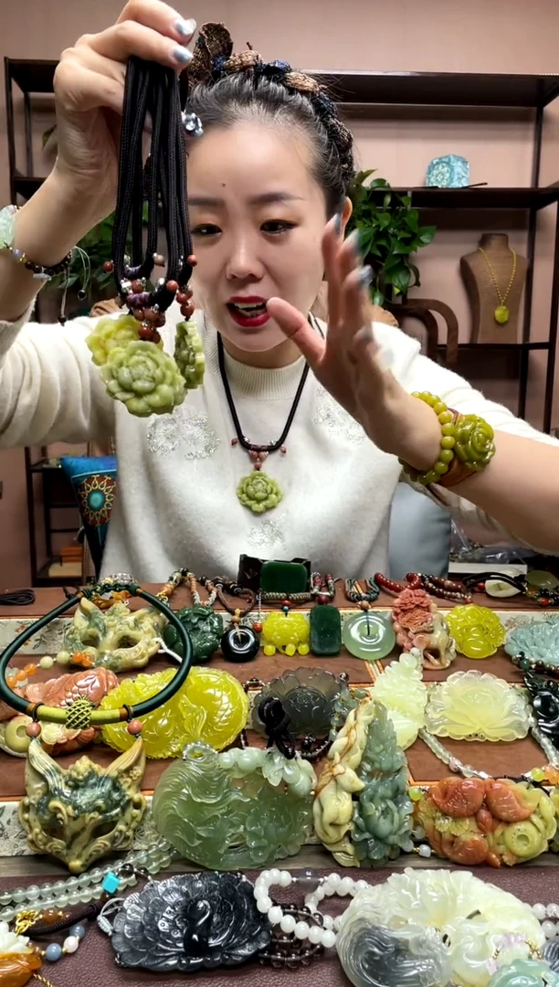 未镶嵌岫玉吊坠多样性发货发其中之一