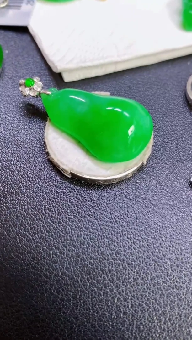 颈饰18K金镶嵌翡翠闽***正葫芦