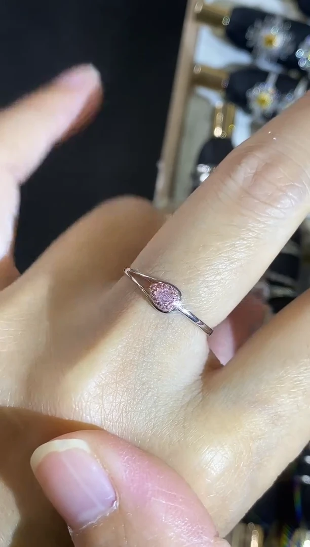 18K金镶嵌戒指钻石戒指