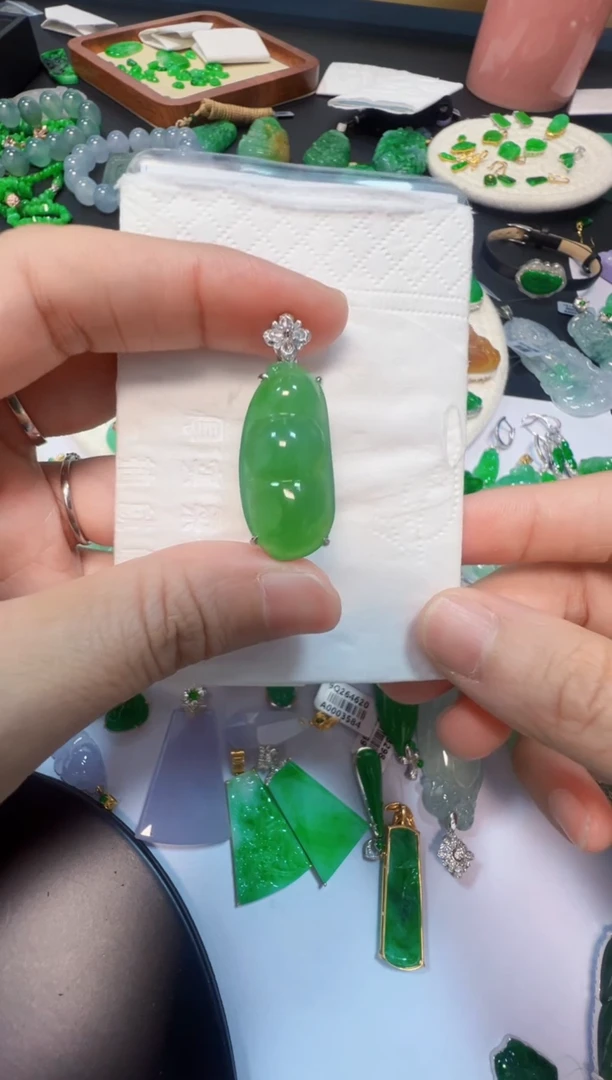 翡翠18K金镶嵌吊坠(不含链)7800
