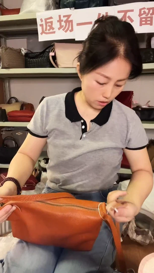 小牛皮（革） 高端订制时尚百搭女士手提 腋下斜跨包包