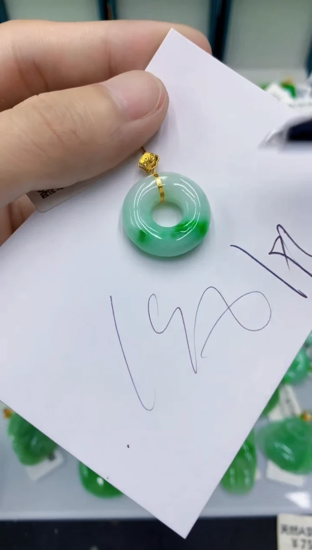 翡翠18K金镶嵌颈饰翡翠