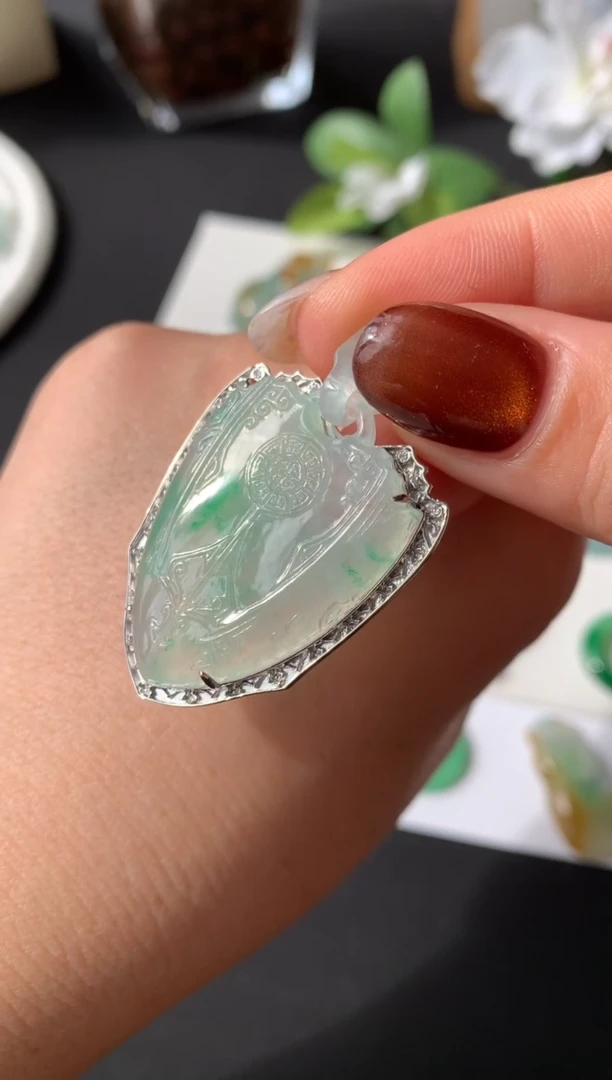 颈饰18K金镶嵌翡翠周*安1020852337镶嵌费