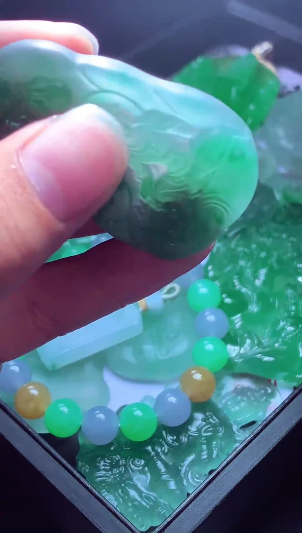 未镶嵌定制翡翠为****?毛货翡翠定制