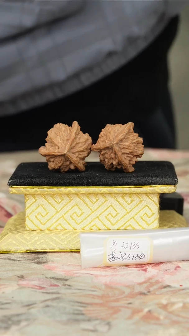 【闪购商品】文玩核桃把件盘山三棱