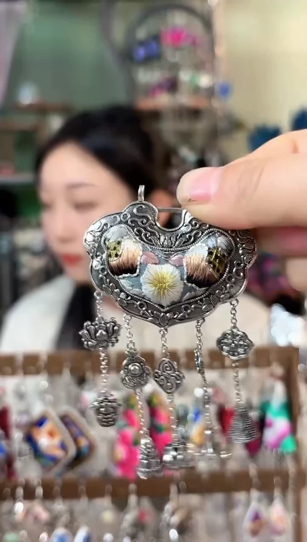 彩云南阁非遗老绣饰品378