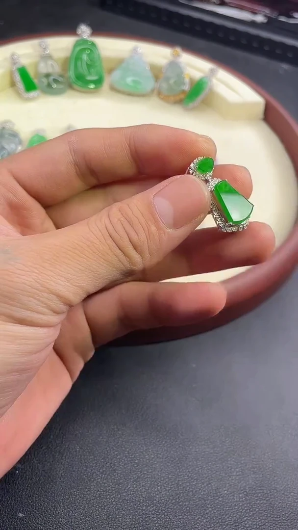 【闪购商品】翡翠颈饰18K金镶嵌吊坠