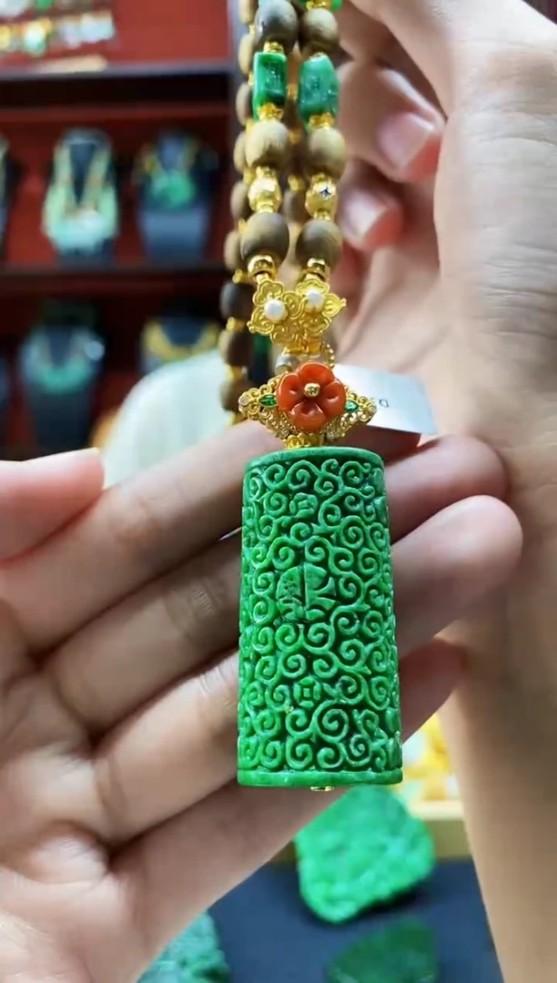 颈饰未镶嵌翡翠吊坠