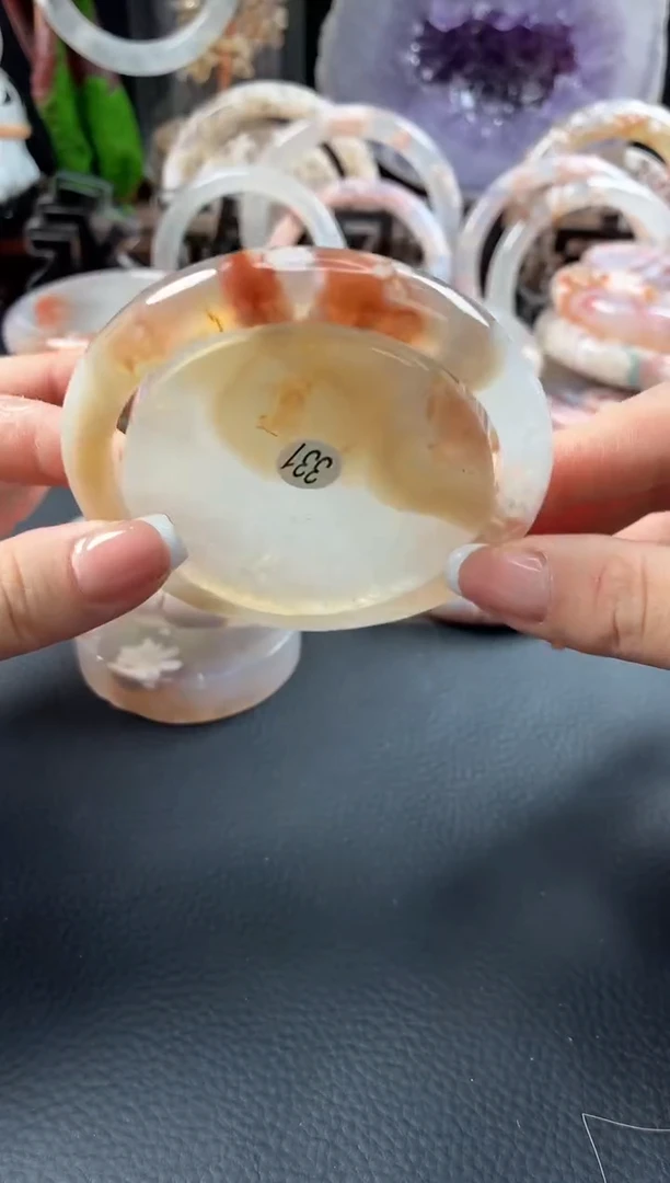 未镶嵌手镯（圆镯）石英质玉61.9