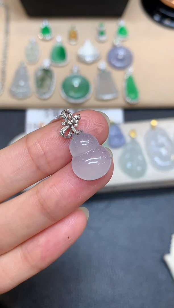 颈饰18K金镶嵌翡翠葫芦【无服务费