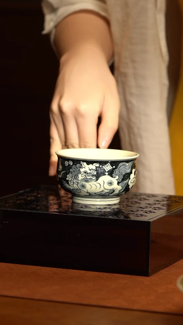 LQT立勤堂青花蓝底满工狮子炉式杯