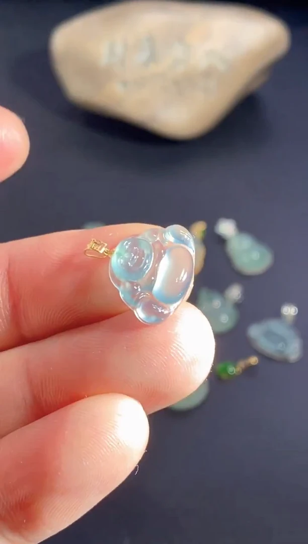 颈饰18K金镶嵌翡翠