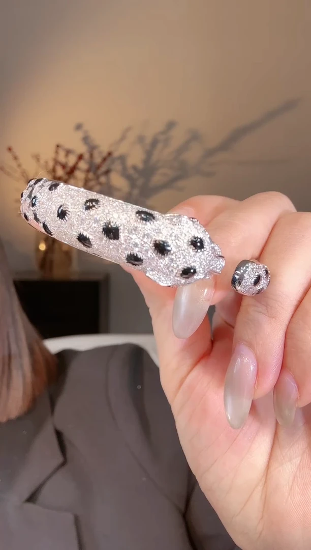 【闪购商品】钻石手镯18K金镶嵌半钻宽版豹子手镯（48小时鉴赏期）