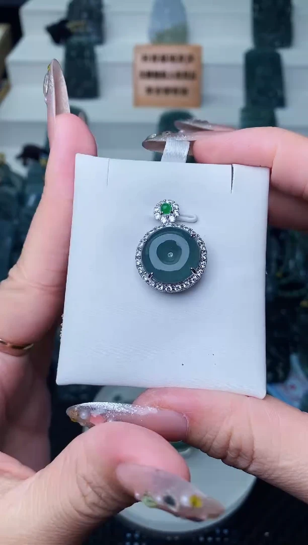 颈饰未镶嵌翡翠