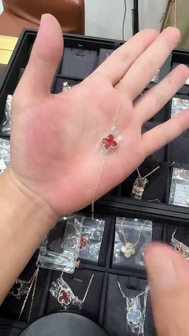 18K金镶嵌手链玛瑙/玉髓红色k黄，大单花四叶草手链