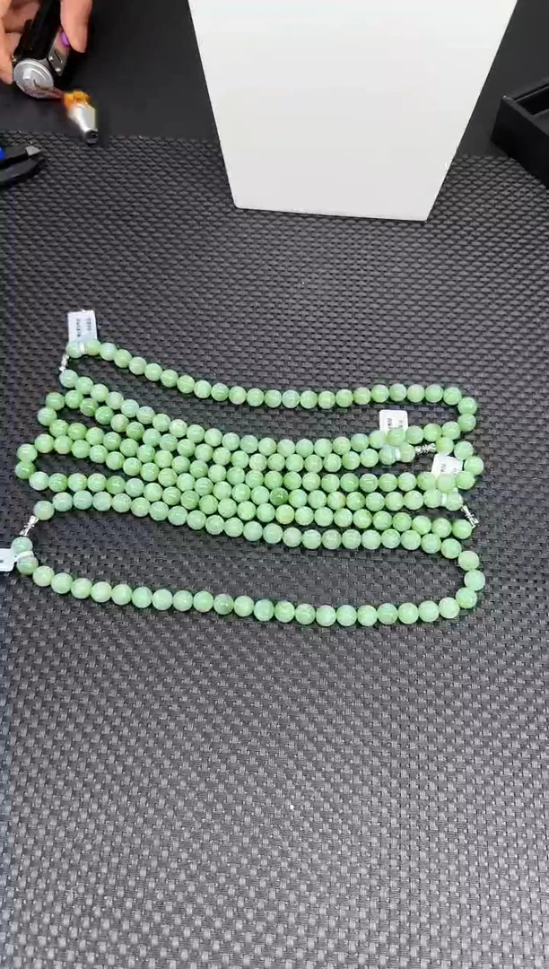 项链未镶嵌和田玉一条，约10mm，多样性发一件