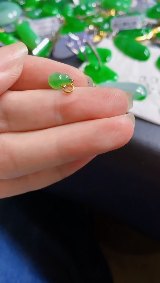 翡翠18K金镶嵌颈饰吊坠