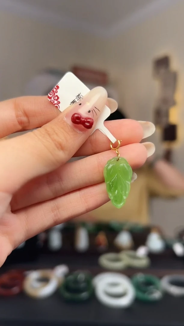 颈饰18K金镶嵌和田玉叶子