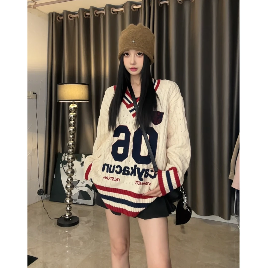 TwoMillion/美式慵懒露肩麻花毛衣女设计感宽松v领毛巾绣针织衫