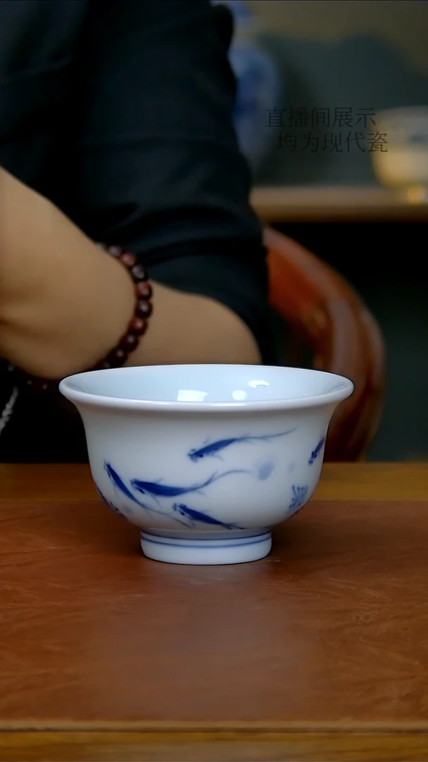 陶瓷写意游鱼压手杯  50号