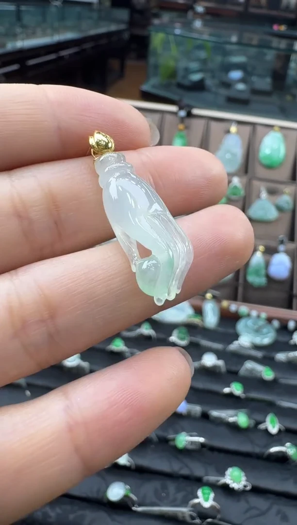 颈饰18K金镶嵌翡翠佛手