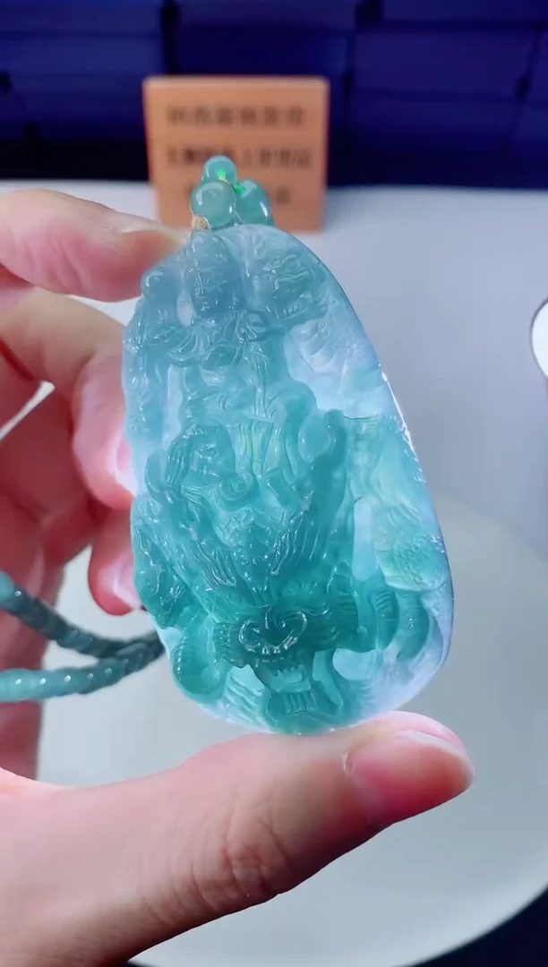 翡翠未镶嵌颈饰  `