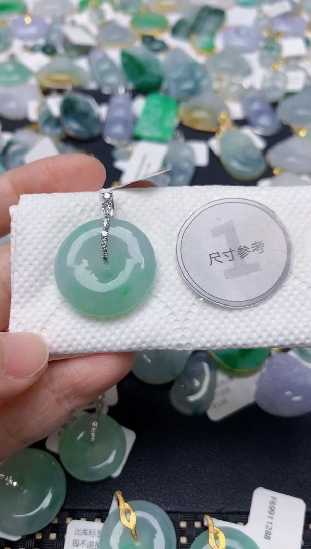 颈饰18K金镶嵌翡翠.天然缅甸A货翡翠