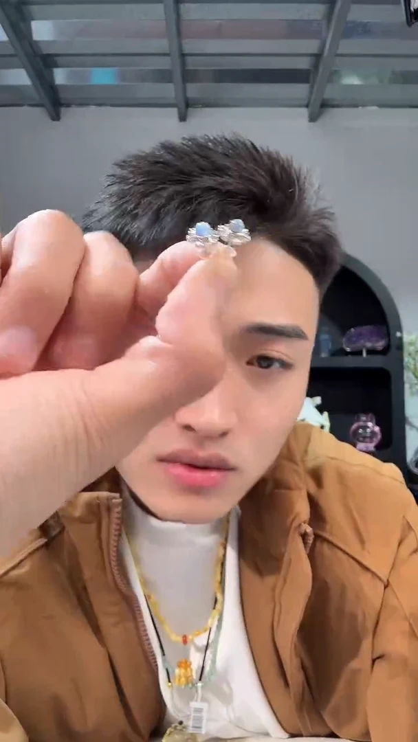 未镶嵌耳钉月光石晶8379