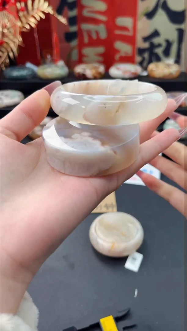 【闪购商品】石英质玉手镯未镶嵌赠送镯心（62圈口）无证书