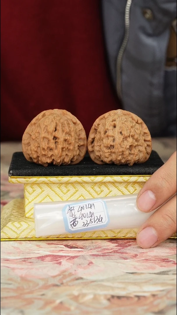 【闪购商品】文玩核桃把件白狮子
