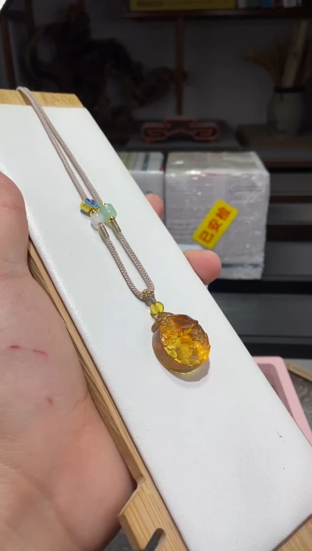 琥珀颈饰未镶嵌龙宝