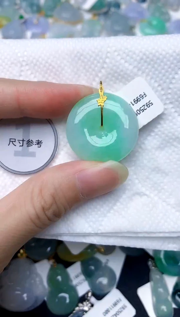 颈饰18K金镶嵌翡翠天然A货翡翠